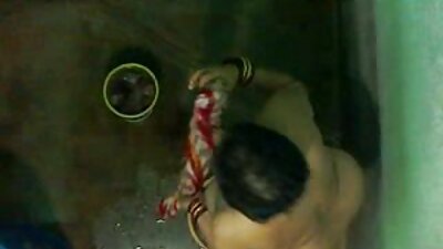 காமம் நிறைந்த பெண் ஒரு சூடான துளையைத் தேய்க்கிறாள்