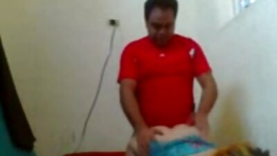 ஒரு அதிர்ச்சியூட்டும் அறையில், ஒரு வளர்ந்த கொள்ளை ஒரு கடினமான சேவல் எடுத்தது