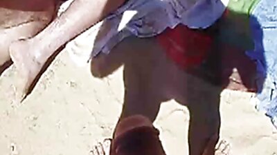 அவர் ஒரு தோல் பதனிடப்பட்ட எஜமானியை படுக்கையில் நன்றாக புணர்ந்தார்