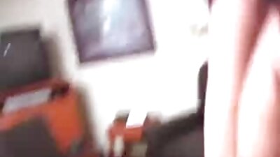 பெண்கள் கடினமாக முயற்சி செய்து ஆண்குறியை ஒன்றாக உறிஞ்சுகிறார்கள்