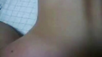 சுருள் குறும்புப் பெண் ஒரு பெரிய டில்டோவைக் குடுக்கிறாள்