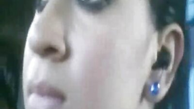 ஒரு பெரிய படுக்கையில் உள்ளாடையுடன் புணர்ந்த மனைவி