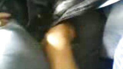 பச்சை குத்தப்பட்ட குஞ்சு குட்டை மெல்ல நக்குகிறது