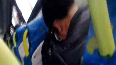 கண்ணாடி அணிந்த குறும்புக்காரன் டில்டோவுடன் காரில் அவளது புண்டையைக் கவ்வுகிறான்