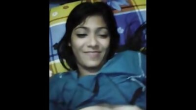 அனுபவம் வாய்ந்த ஒரு பூனை விவாகரத்து செய்து, நீண்ட முடி கொண்ட ஒரு பிச்சைக் குடுத்தது