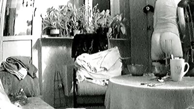 ஸ்வீட் பொன்னிறம் மேஜை மீது சமையலறையில் அவரது காதலியை புணர்ந்தார்