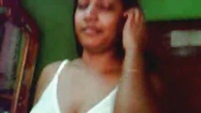 கேவாலியர் புத்திசாலித்தனமாக வைக்கோலில் இருந்த ஒரு பிச்சையை தனது டிக் மூலம் புணர்ந்தார்