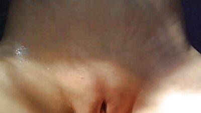 ஒல்லியான இளம் குஞ்சு உறிஞ்சும் மற்றும் குச்சிகள்