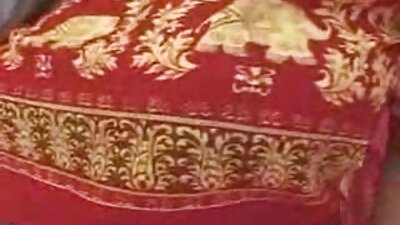 அனுபவம் வாய்ந்த வேசி தன் காதலனின் ஆண்குறியை மெதுவாக நக்குகிறாள்