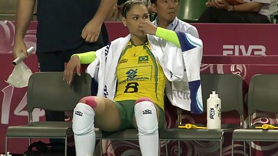 வேலை முடிந்ததும், பசித்த கணவன் மனைவிக்கு சேவல் ஊட்டினான்