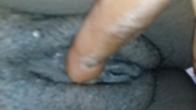இயற்கையில் டிக் கொண்டு வேடிக்கையான வேடிக்கை முலைக்காம்பு மகிழ்ச்சி