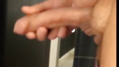 நீண்ட கூந்தல் கொண்ட அழகி, நாய் பாணியில் காதலியை வம்புக்கு இழுக்கிறாள்
