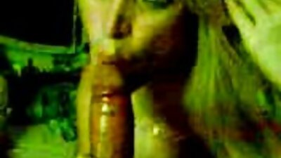 பெரிய படுக்கையில் உள்ளாடைகளில் முதிர்ந்த புலம்பல்கள்