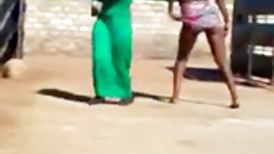 முலாட்டோ பல்வேறு போஸ்களில் சிலிகான் பூப்களுடன் நிர்வாணமாக இழுக்கிறார்