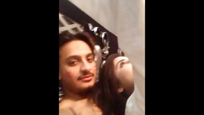 பெண்கள் டிக் வலம் மற்றும் இளஞ்சிவப்பு caresses செய்ய