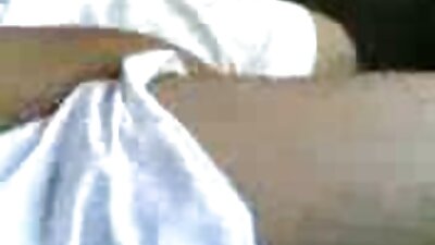 கறுப்பு ஹேர்டு நண்பன் ஒரு கொம்பு சேவலை விழுங்கினான்