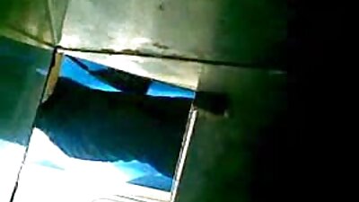 மண்டியிட்ட அழகி வாயில் டிக் கொண்டு அதை ரசிக்கிறாள்