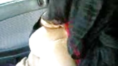 படுக்கையில் ஒரு ஹோட்டலில் ஒரு பெண்ணுடன் உடலுறவு கொள்வதை ஆண் விரும்பினான்
