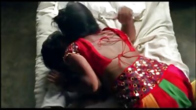 இரண்டு சூடான குஞ்சுகள் ஒரு அன்பான மனிதனைச் சுற்றி ஓடுகின்றன