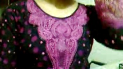 உடலில் ஒரு பெண் சிவப்பு டில்டோவைத் தனக்குள் திணிக்கிறாள்