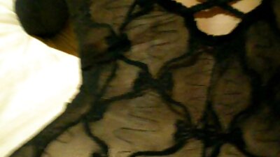 பச்சை குத்தப்பட்ட குஞ்சு மீது ஜஹல் ஒரு கடினமான சேவல் வைக்கிறார்