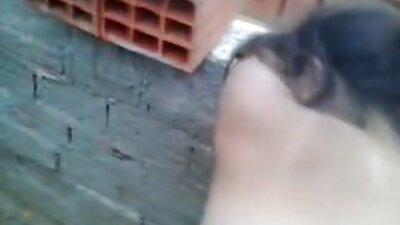 ஒரு சிறிய படுக்கையில், ஒரு பெண் கழுதையில் புணர்ந்தாள்