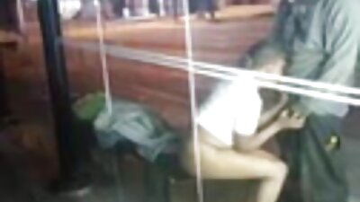 அசாதாரண பையன் கழுதையை தன் கைகளாலும் டிக் மூலமாகவும் தூண்டுகிறான்