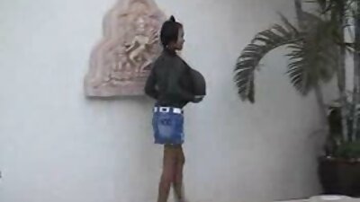 அற்பமான இளம் பெண் காட்பாதரின் வாயில் எடுத்துக்கொள்கிறாள்
