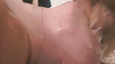 காலுறைகளில் ஒரு வயதான பொன்னிறத்தை பாலுறவு